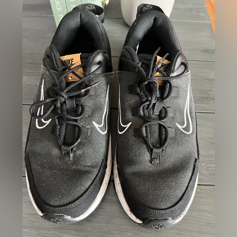 Nike Crater Remixa Black & White Colorway Womens Size 8Sneakers Running Shoes
B2
